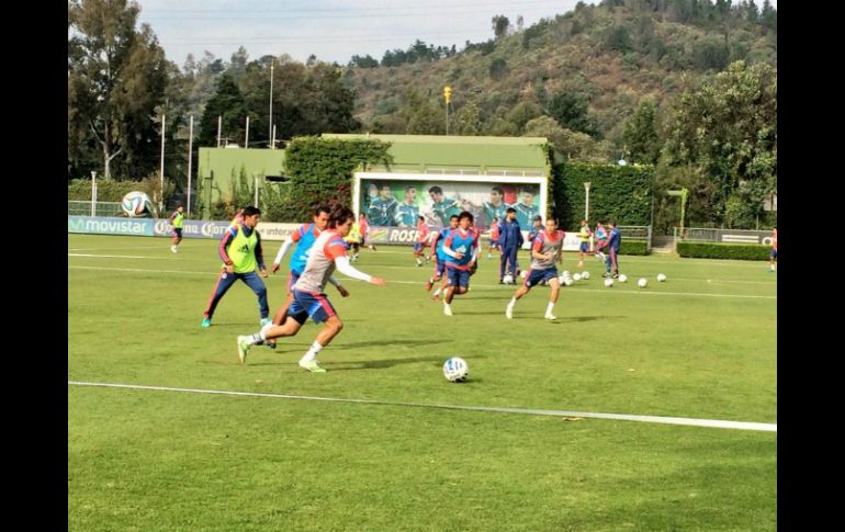 El futbolista destaca que el plantel debe ser inteligente para superar el reto de alejarse de la parte baja de la Tabla de Porcentajes. TWITTER / @Chivas