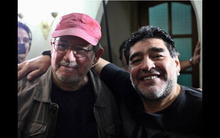 Maradona (d) está en Cuba grabando el programa 'De Zurda', pero prometió volver después para visitar a Silvio (i). EFE / A. Ernesto