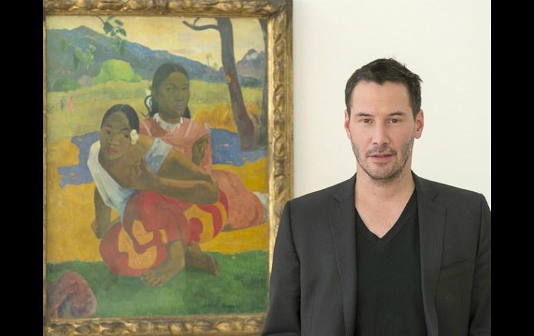 El actor Keanu Reeves, posa frente a la pintura 'Nafea Faa Ipoipo' de Paul Gauguin en el museo de arte de Basilea, Suiza. EFE / G. Kefalas