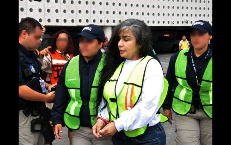 Sandra Ávila aparece custodiada en uno de los traslados del penal de Santa Martha Acatitla al Número 4, en Nayarit, en 2011. AFP / ARCHIVO