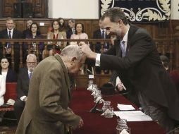 Juan Goytisolo recibe la medalla de manos del rey Felipe VI. AP / J. Guillen