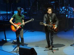 El cantautor, Vicentico, acompañado de su hijo, Florián, cautivó al público del Auditorio Nacional con su nuevo material discográfico. EFE / P. Sánchez