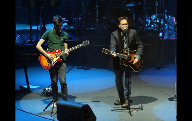 El cantautor, Vicentico, acompañado de su hijo, Florián, cautivó al público del Auditorio Nacional con su nuevo material discográfico. EFE / P. Sánchez