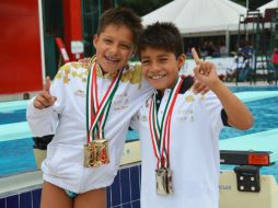 Osmar Olvera (izquierda) celebra con Gael Mestas las dos medallas de oro que logró ayer en clavados. FACEBOOK / code.jalisco