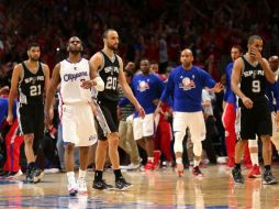 Manu Ginóbili (20) mira cómo el balón lanzado por Chris Paul (de blanco) se mete a la canasta. AFP / S. Dunn