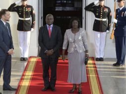 La elección en mayo de 2014 de José Mário Vaz (d) como jefe de Estado puso fin a un periodo de transición en la ex colonia. EFE / ARCHIVO