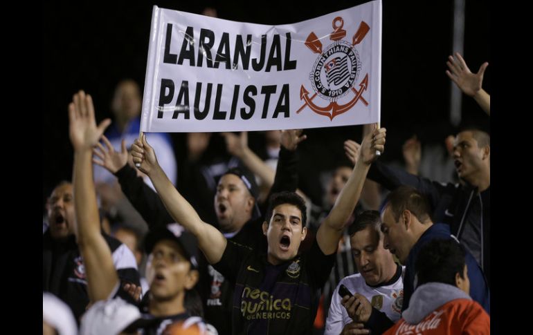 Seguidores del Corinthians apoyan a su equipo durante un partido de la Copa libertadores contra Paraguay. AP / J. Saenz