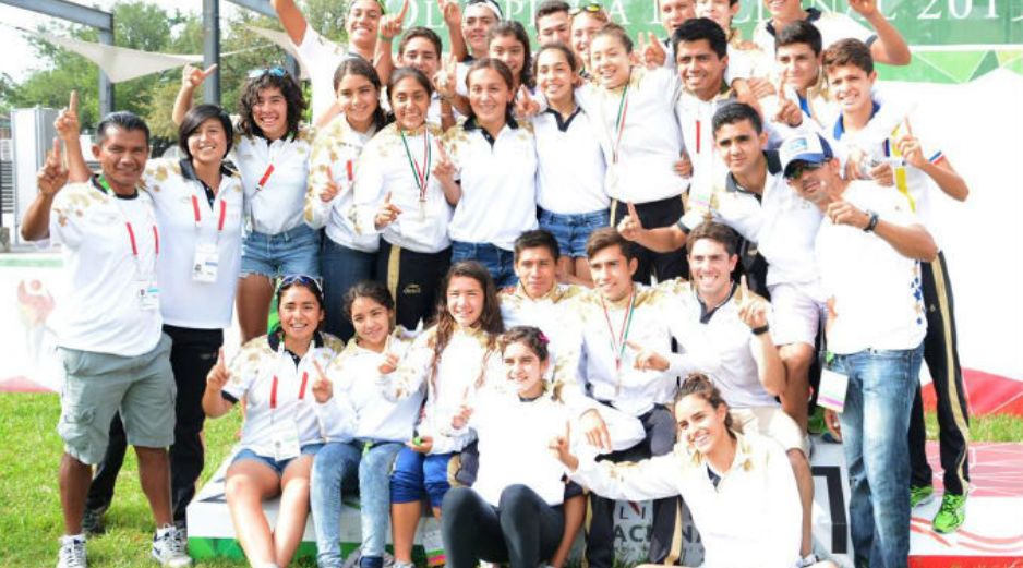 El equipo de triatlón de Jalisco celebra tras concluir como monarca de la Olimpiada Nacional. FACEBOOK / code.jalisco