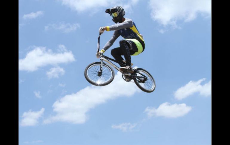 Kevin Mireles, de Jalisco, realiza un espectacular salto durante las pruebas de ciclismo BMX que se efectuaron ayer. FACEBOOK / code.jalisco