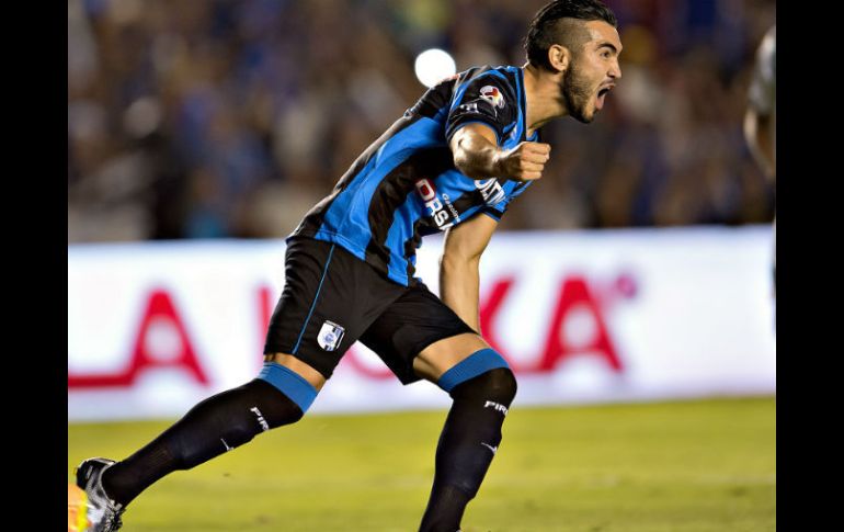 Mario Humberto Osuna celebra el primer gol a favor de Querétaro. MEXSPORT / O. Aguilar