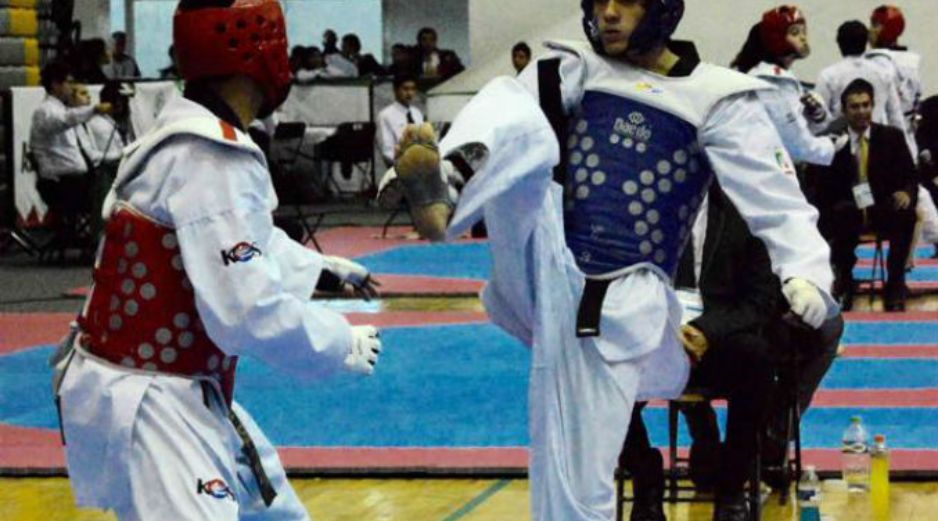 Omar Alexis Reyes (azul) ganó en la categoría Juvenil Mayor -58 kilogramos. FACEBOOK / code.jalisco