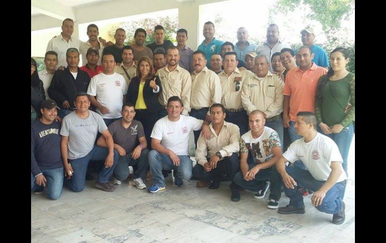 Fausto escuchó las quejas de los bomberos en una reunión que sostuvieron este martes. ESPECIAL / Celia Fausto