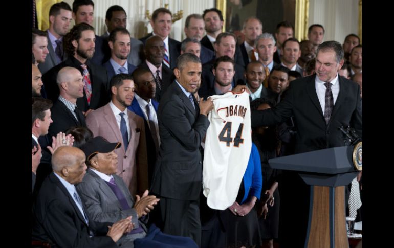 El mandatario recibió una pelota firmada y una camiseta con la leyenda 'Obama 44'. AP / C. Kaster