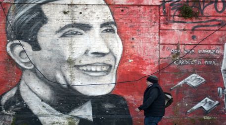 La muestra también incluirá murales gigantes dedicados a Gardel, a cargo de los artistas urbanos Diego Cirulli y Gerdy Harapos. AFP / E. Abramovich