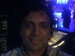 Shyamalan entre bastidores durante la presentación de The Flaming Lips, en la segunda jornada del Tag CDMX. TWITTER / @MNightShyamalan