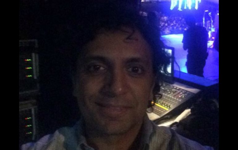 Shyamalan entre bastidores durante la presentación de The Flaming Lips, en la segunda jornada del Tag CDMX. TWITTER / @MNightShyamalan