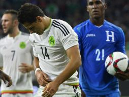 La lesión de Hernández alarmó a cuerpo técnico y afición del Tri. EFE / L. Smith