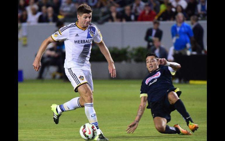 Gerrard fue el centro de la atención de los 27 mil 934 aficionados que abarrotaron el estadio. AFP / F. Brown