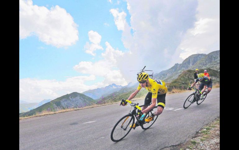 El británico s Chris Froome, con el jersey amarillo de líder, y el español Alejandro Valverde en el Croix de Fer en el Tour de Francia. AP / C. Ena
