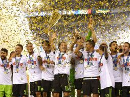 Los jugadores festejan con el trofeo que los acredita como campeones del torneo de la Concacaf. AFP / P. Smith