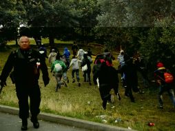 Alrededor de tres mil migrantes se encuentran en un poblado de tiendas instalado en las cercanías del túnel para cruzar al otro lado. EFE / Y. Valat