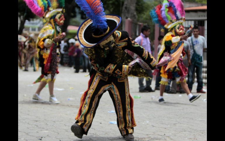 Por ocho días en la feria abundan el color, las tradiciones y el alcohol a raudales. EFE / E. Biba