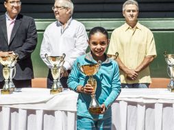 Karen Verduzco en la ceremonia de premiación del séptimo campeonato Nacional del Tenis Grado Uno. EL INFORMADOR / R. Tamayo