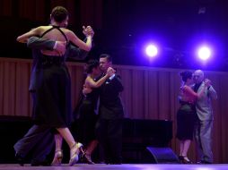 Las parejas que salen a competir en distintas tandas no pueden separarse mientras dure la música. AFP / J. Mabromata