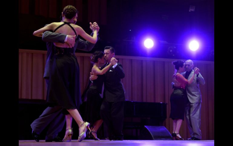 Las parejas que salen a competir en distintas tandas no pueden separarse mientras dure la música. AFP / J. Mabromata