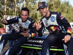 Sébastien Ogier (derecha) y su copiloto Julien Ingrassia celebran tras ganar ayer en Australia. AFP / W. West