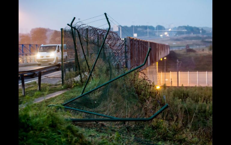 El Eurotúnel ha aumentado la seguridad en sus terminales después de que más de 100 refugiados rompieran la valla de Calais, Francia. AFP / P. Huguen