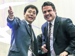 Liu Yueping, presidente de China Comunications Construction Company, sonríe junto con el gobernador después de firmar un acuerdo.  /