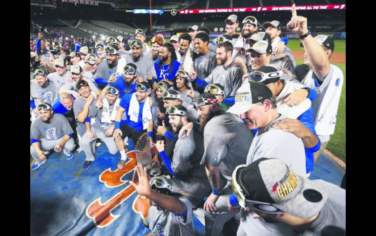 Kansas City celebró el domingo por la noche el título de la Serie Mundial tras vencer en el quinto juego a los Mets de Nueva York. AP / A. Haffey