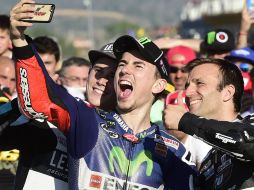 Jorge Lorenzo ganó tras una sanción a Rossi, que lo mandó a salir último en Valencia. AFP / J. Soriano