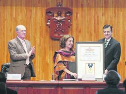 Orgullo. Helena Villagra agradeció el Honoris Causa y recordó la memoria de su compañero durante 40 años, Eduardo Galeano. EL INFORMADOR / A. Camacho