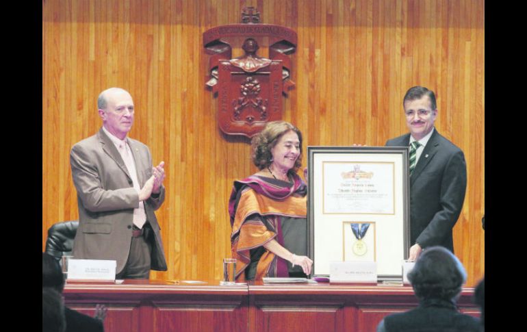 Orgullo. Helena Villagra agradeció el Honoris Causa y recordó la memoria de su compañero durante 40 años, Eduardo Galeano. EL INFORMADOR / A. Camacho