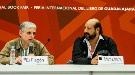 Rafael Barajas 'Fisgón' (i) y Arturo Kemchs (d) durante 'Gabriel Vargas. 100 años del genio de la caricatura'. EL INFORMADOR / P. Franco