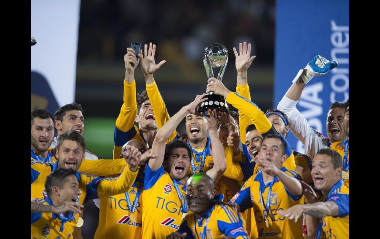 Los jugadores de Tigres celebran con la copa de campeón del Apertura 2015. MEXSPORT / O. Martínez