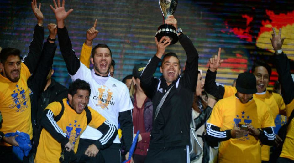 Miles de aficionados de Tigres recibieron ayer en la madrugada en la Macroplaza a su equipo, donde festejaron. NTX / J. Pérez