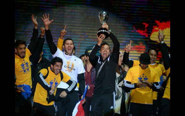 Miles de aficionados de Tigres recibieron ayer en la madrugada en la Macroplaza a su equipo, donde festejaron. NTX / J. Pérez