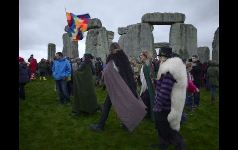 Cinco mil personas se presentan en el monumento para celebrar el fenómeno anual en que el Polo Norte se aleja más del Sol. AP / B. Birchall