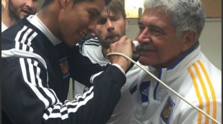 Hugo Ayala fue el encargado de quitarle el bigote al estratega. TWITTER / @TigresOficial