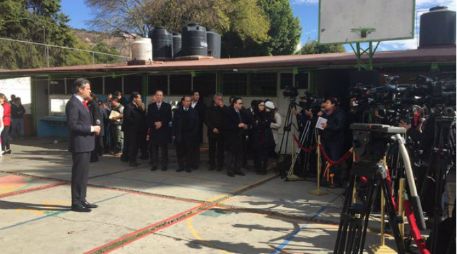 Aurelio Nuño, en su visita a la escuela Ignacio Manuel Altamirano en Tlalnepantla, indica los cambios de la SEP. TWITTER / @SEP_mx