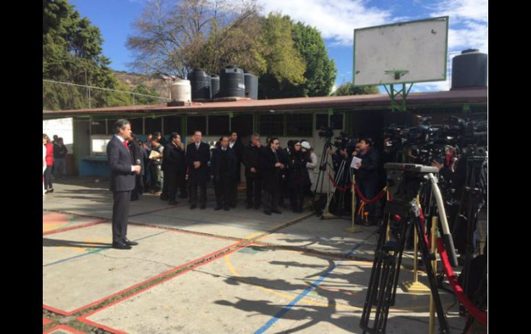 Aurelio Nuño, en su visita a la escuela Ignacio Manuel Altamirano en Tlalnepantla, indica los cambios de la SEP. TWITTER / @SEP_mx