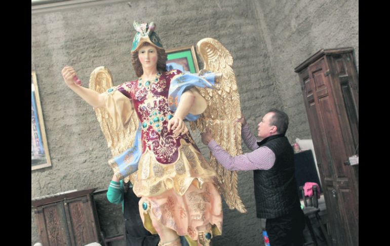 Una estatua de San Miguel Arcángel está casi lista para ser enviada en el próximo embarque. EL INFORMADOR / A. Hinojosa