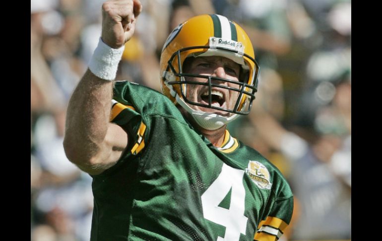 El seleccionado Brett Favre,  jugó en la posición de QB en los Halcones de Atlanta y los Empacadores de Green Bay entre otros. AP / ARCHIVO