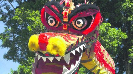 Cultura. El tradicional baile del Dragón forma parte de la bienvenida al nuevo año en China. SUN /