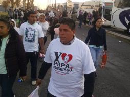 Fuera de las calles les entregan a cada asistente una bolsa con agua y galletas. EL INFORMADOR / A. García