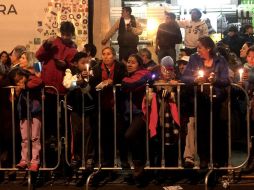 Las personas se dispusieron a lo largo de la Avenida de los Insurgentes para ver el recorrido de Francisco hacia el aeropuerto. SUN / N. Martínez