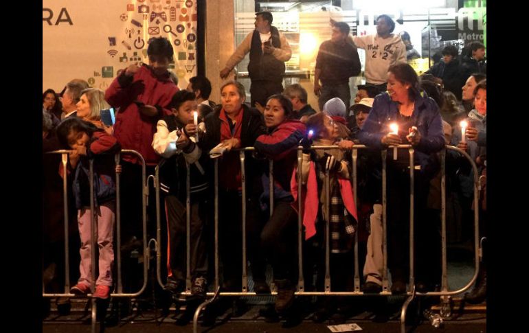 Las personas se dispusieron a lo largo de la Avenida de los Insurgentes para ver el recorrido de Francisco hacia el aeropuerto. SUN / N. Martínez